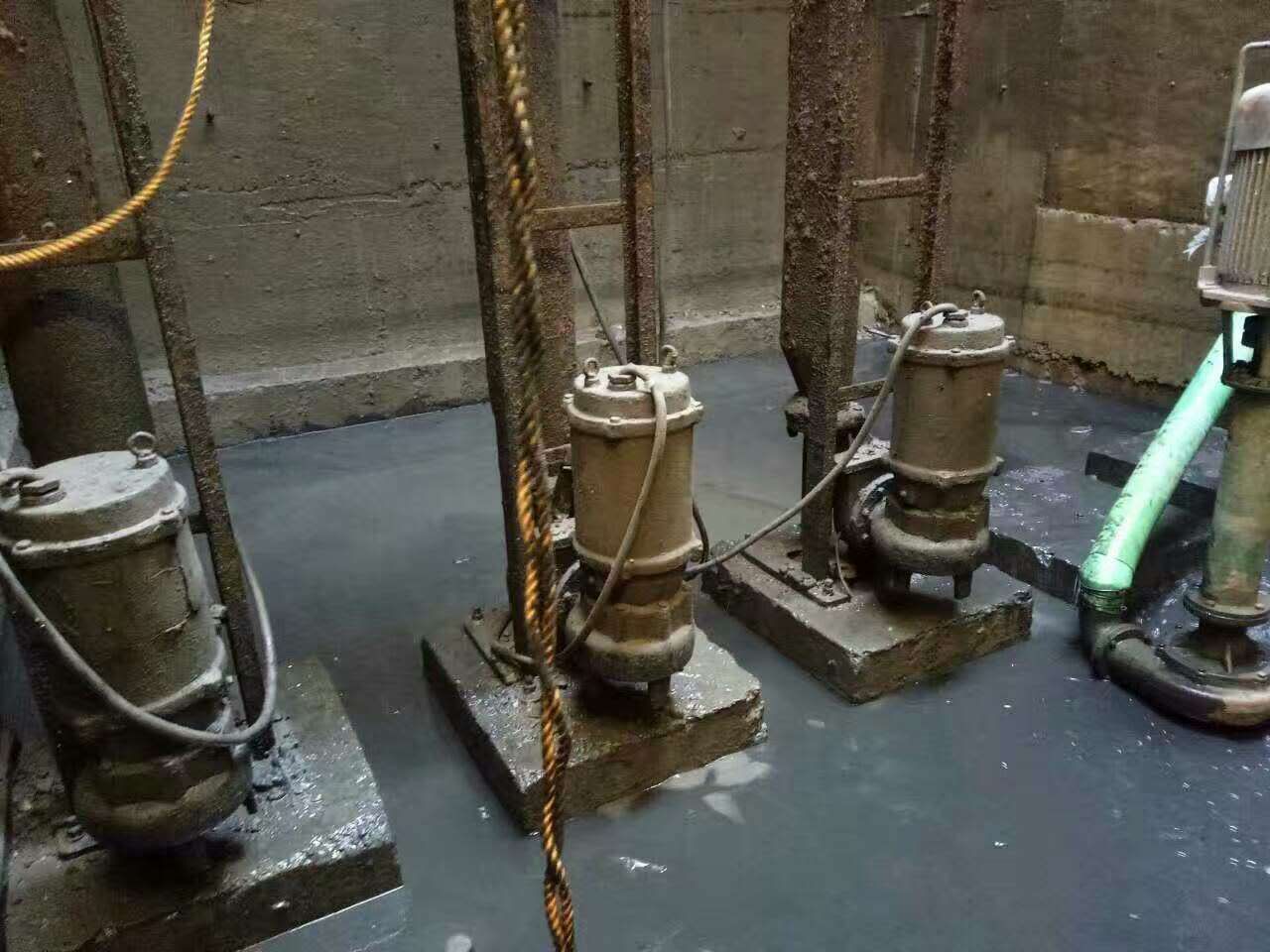 北大镇污水池清理